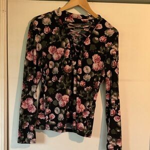 Woman’s plunge next floral top